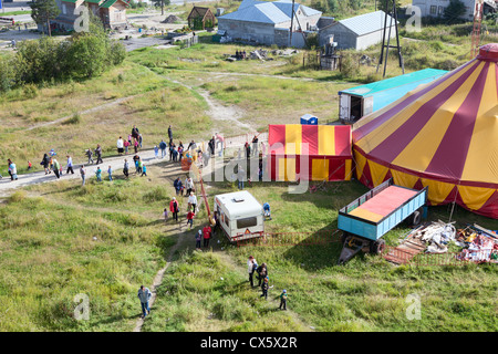 Les gens qui sortent de l'cirque itinérant big top dans Segezha ville, Carélie, Russie. Vue aérienne Banque D'Images