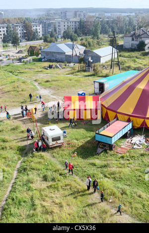 Fédération de personnes venant de l'cirque itinérant big top dans Segezha ville, Carélie, Russie Banque D'Images