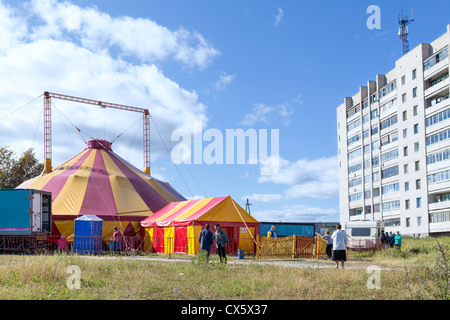 Les gens qui sortent de l'cirque itinérant big top dans Segezha ville, Carélie, Russie Banque D'Images