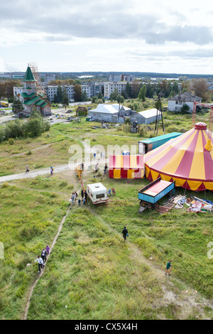 Les gens qui sortent de l'cirque itinérant big top dans Segezha ville, Carélie, Russie.Vue de dessus Banque D'Images