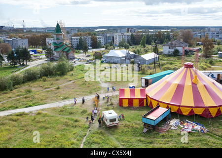 Les gens qui sortent de l'cirque itinérant big top dans Segezha ville, Carélie, Russie. Vue d'en haut Banque D'Images