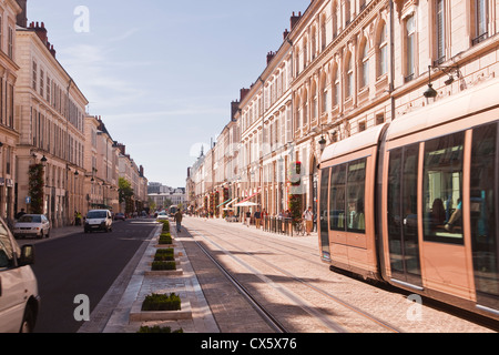 Un tramway descend la rue Jeanne d'Arc à Orléans, France Banque D'Images