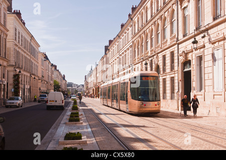 Un tramway descend la rue Jeanne d'Arc à Orléans, France Banque D'Images