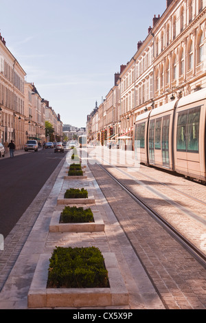 Un tramway descend la rue Jeanne d'Arc à Orléans, France Banque D'Images