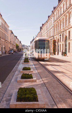 Un tramway descend la rue Jeanne d'Arc à Orléans, France Banque D'Images