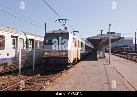 Un train express régional (TER) régionaux vous attend au départ de la gare d'Orléans en France. Banque D'Images