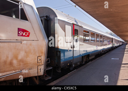Un train express régional (TER) régionaux vous attend au départ de la gare d'Orléans en France. Banque D'Images