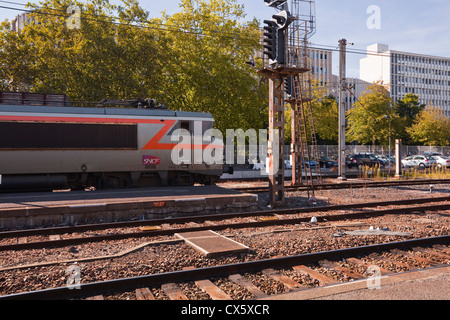 Un train express régional (TER) régionaux vous attend au départ de la gare d'Orléans en France. Banque D'Images