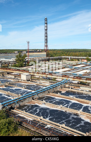 Vue aérienne de l'usine de traitement de l'eau. L'aération de l'eau sur les réservoirs de recyclage Banque D'Images