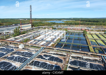 L'usine de traitement des eaux industrielles dans les forêts de conifères. L'aération de l'eau sur les réservoirs de recyclage Banque D'Images