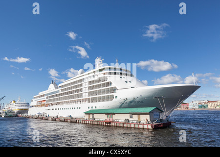 Silver Whisper croisière de luxe immense navire amarré sur le remblai en anglais sur Saint-Pétersbourg, Russie, septembre 2012 Banque D'Images