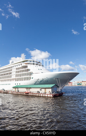 Silver Whisper bateau immense bateau de croisière amarré au quai anglais à Saint-Pétersbourg, Russie sur circa Septembre, 2012 Banque D'Images