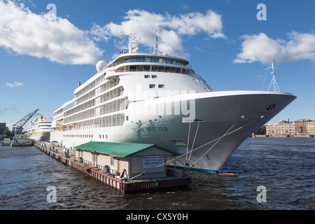 Silver Whisper croisière de luxe grand navire amarré sur le remblai de l'anglais à Saint-Pétersbourg, Russie, septembre 2012 Banque D'Images