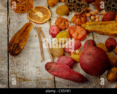 Grunge Fond d'automne avec des fruits, graines et noix Banque D'Images