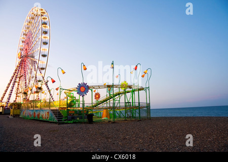 Locations - parc d'amusement sur la plage près de l'océan avec grande roue et montagnes russes. Cliché pris à Bray, Irlande Banque D'Images