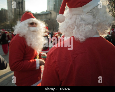Les hommes au Père Noël convient à convoquer au cours de chaque année, Santa Con pub crawl avec des milliers habillé en père Noël. Banque D'Images