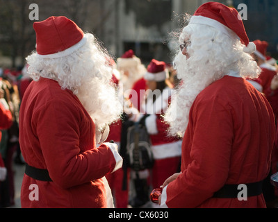 Les hommes au Père Noël convient à convoquer au cours de chaque année, Santa Con pub crawl avec des milliers habillé en père Noël. NYC, New York, USA Banque D'Images