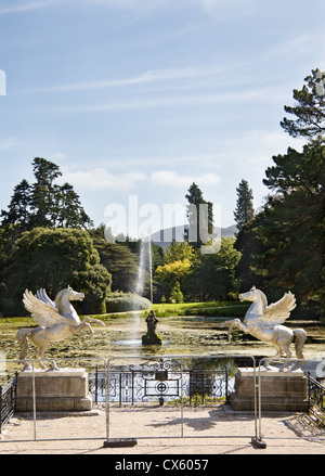 Powerscourt Mansion - chevaux d'argent ailé statuts au bord du lac. Le comté de Wicklow, en Irlande. Banque D'Images