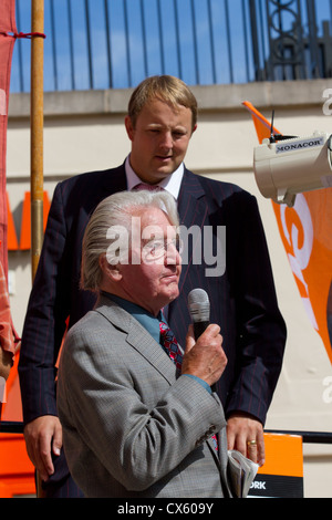 Dennis Skinner MP parlant en faveur des travailleurs de Remploy Chesterfield. Toby MP Perkins regarde sur Banque D'Images