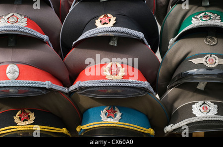 Réplique de style militaire chapeaux pour la vente à un décrochage de souvenirs près de Checkpoint Charlie à Berlin, Allemagne Banque D'Images