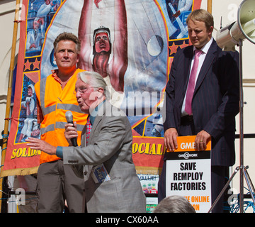 Dennis Skinner MP parlant en faveur des travailleurs de Remploy Chesterfield. Toby MP et James Eaden Perkins à la recherche sur. Banque D'Images