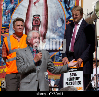 Dennis Skinner MP parlant en faveur des travailleurs de Remploy Chesterfield. Toby MP et James Eaden Perkins à la recherche sur. Banque D'Images