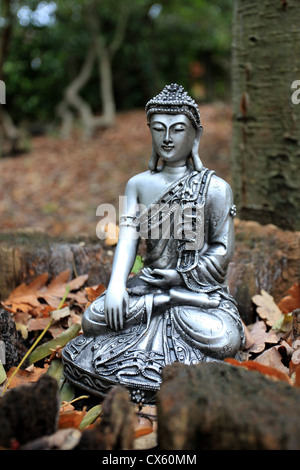 Une statue de Boudha dans Wat Buddhapadipa Temple Garden, Londres Banque D'Images