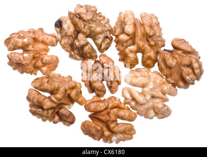 Plusieurs les cerneaux de noix décortiquées isolé sur fond blanc Banque D'Images