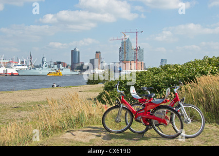 Vélos à louer garé à côté d'Elbe à l'Elbe Philharmonic Hall en arrière-plan, port, Hambourg, Allemagne Banque D'Images