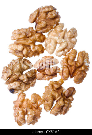 Plusieurs les cerneaux de noix décortiquées isolé sur fond blanc Banque D'Images