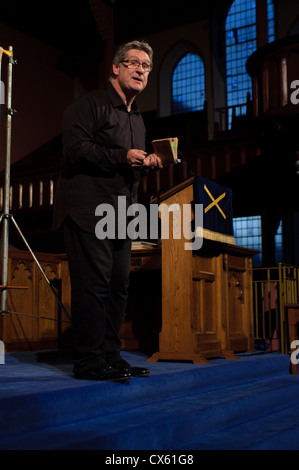 Dan Gordon donne à parler pour le belfast arts festival pour festival titanic dans le chantier naval de westbourne église sur Newtownards Road. Banque D'Images