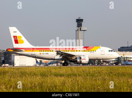 Aiir des avions à l'Aéroport International de Düsseldorf. L'Allemagne, de l'Europe. Banque D'Images