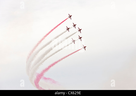 Les flèches rouges Hawk de la RAF dans l'équipe formation commémoratif spécial en l'honneur de deux pilotes qui ont été tués en 2011. JMH6094 Banque D'Images