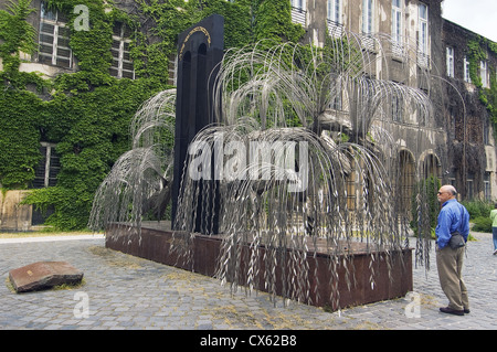 La Hongrie, Budapest Elk190-1593, Grande Synagogue, Holocaust Memorial sculpture Arbre de vie avec le visiteur Banque D'Images