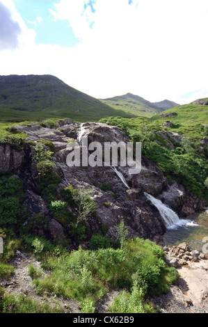 Le Whispering Falls, Glencoe avec ses paysages spectaculaires est l'Ecosse à son meilleur. Banque D'Images