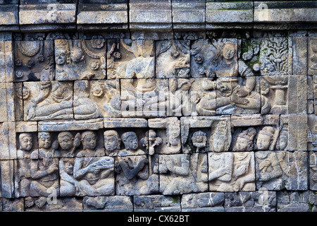 Wall relief sur le temple bouddhiste Borobudur en Indonésie Banque D'Images