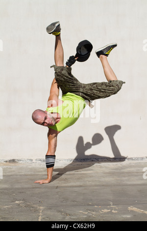 Jeune homme faire de la danse hip hop en plein air Banque D'Images