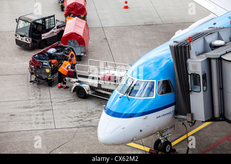 La manutention au sol de l'avion à l'Aéroport International de Düsseldorf. L'Allemagne, de l'Europe. Banque D'Images