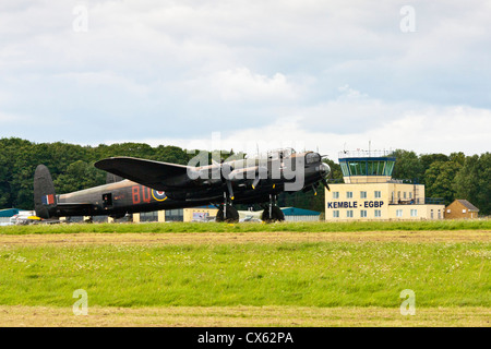 L'avion Avro Lancaster de la Battle of Britain Memorial Flight sur la piste passant le Kemble EGBP tour de contrôle. JMH6102 Banque D'Images