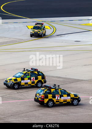 La manutention au sol des avions, maréchal, suivez-moi, voiture à l'Aéroport International de Düsseldorf. L'Allemagne, de l'Europe. Banque D'Images