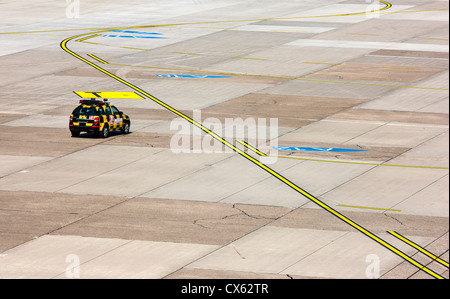 La manutention au sol des avions, maréchal, suivez-moi, voiture à l'Aéroport International de Düsseldorf. L'Allemagne, de l'Europe. Banque D'Images