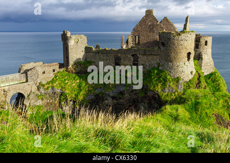 Le Château de Dunluce est un château médiéval en ruine maintenant en Irlande du Nord. Il est situé sur le bord d'un affleurement de basalte dans le Comté Banque D'Images