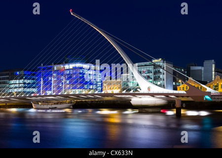 Dublin, Irlande - Août 21st, 2012 : avis de Samuel Beckett bridge over River Liffey avait été ouvert pendant la course d'un pont haut. Banque D'Images