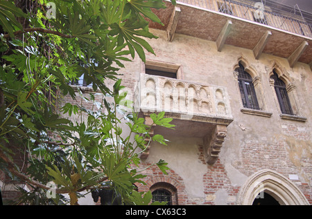 Juliets House (Casa di Giulietta) avec la plus célèbre balcon à Vérone, Vénétie, Italie Banque D'Images