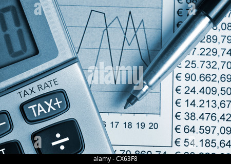 Détail de calculatrice, se concentrant la touche TAX, à côté d'une feuille de papier avec des chiffres et un stylo en métal Banque D'Images