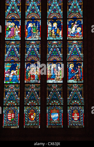 Elk190-1247v Hongrie, Budapest, Buda, l'église Matthias, vitrail Banque D'Images