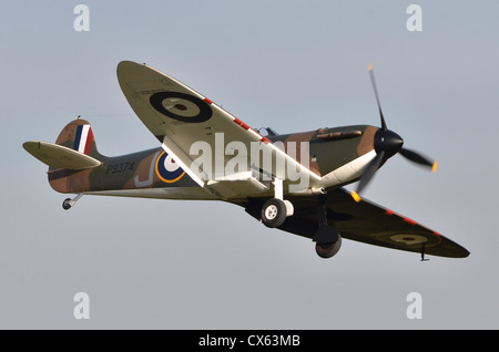 Supermarine Spitfire Mk.1A dans la bataille d'Angleterre 1940 RAF en approche pour l'atterrissage de camouflage à Duxford Airshow 2012 Banque D'Images