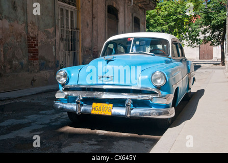 Vieille voiture américaine classique dans les petites rues de la Vieille Havane, Calle Villegas, Habana Vieja, La Havane, Cuba, Caraïbes Banque D'Images