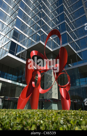 SCULPTURE DE RISQUE (©ALEXANDER LIBERMAN 1983) BANK OF AMERICA PLAZA DALLAS TEXAS USA Banque D'Images