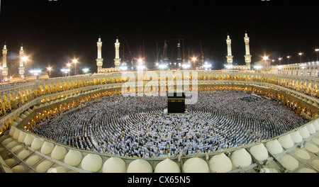 Les musulmans prier face à la Kaaba à Masjidil Haram en février 2012 à La Mecque, l'Arabie Saoudite. Banque D'Images